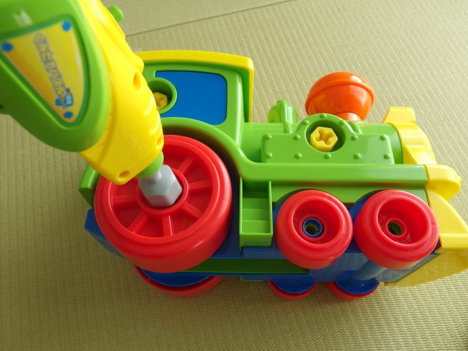 ２ ３歳の男の子におすすめ 工具と車 両方遊べるオモチャ くみたてパズルdx きかんしゃ エンジョイ子育て生活