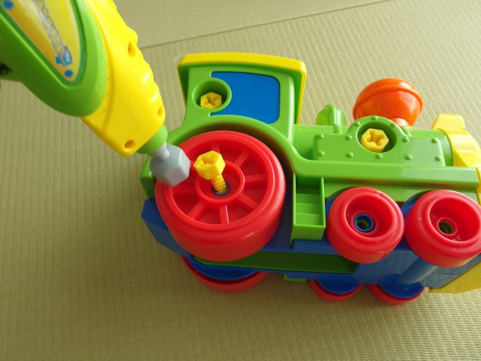 ２ ３歳の男の子におすすめ 工具と車 両方遊べるオモチャ くみたてパズルdx きかんしゃ エンジョイ子育て生活