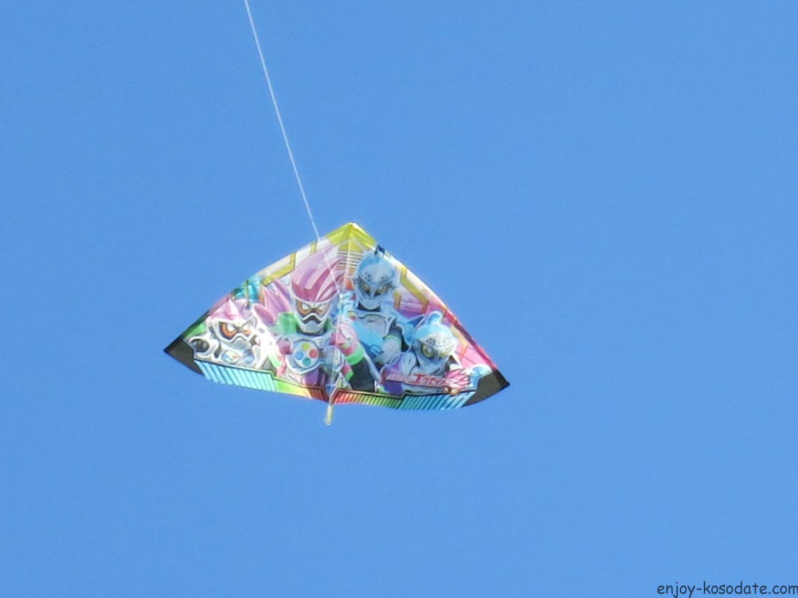 子どもと凧揚げした話 100均凧と仮面ライダーエグゼイド凧の感想も エンジョイ子育て生活