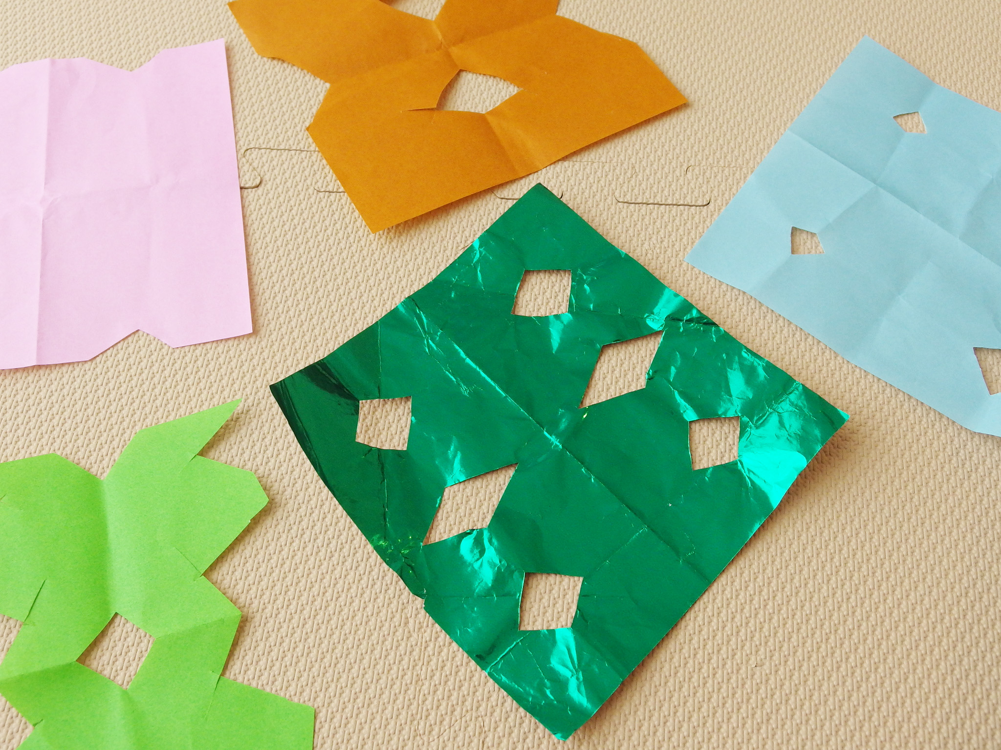 子供と一緒に切り紙あそび 折り紙とハサミがあれば簡単に楽しめます