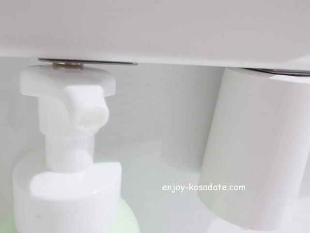 100均グッズで洗面所のコップを逆さに マグネットで吊るしてます エンジョイ子育て生活