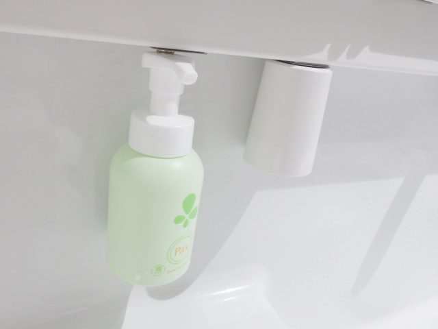 100均グッズで洗面所のコップを逆さに マグネットで吊るしてます エンジョイ子育て生活